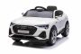 Coche eléctrico para niños Audi E-tron Sportback 12V, blanco, asiento individual amplio con cinturón de seguridad de 3 puntos, control remoto 2,4 GHz, entrada USB/AUX, suspensión, batería de litio, luces LED, 2 motores de 25W, licencia ORIGINAL