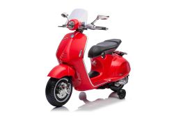 Patinete eléctrico Vespa 946 con marcha atrás, rojo, Licencia, ruedas auxiliares, 2 baterías de 6V, 2 motores de 30W, Asiento de cuero, Reproductor MP3 con entrada USB