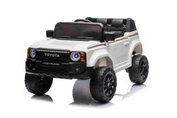 Coche eléctrico para niños Toyota Landcruiser 12V, blanco, asiento individual ancho, control remoto 2,4 GHz, entrada USB / AUX, Bluetooth, suspensión, batería de litio, luces LED, 2 motores de 25W, licencia ORIGINAL